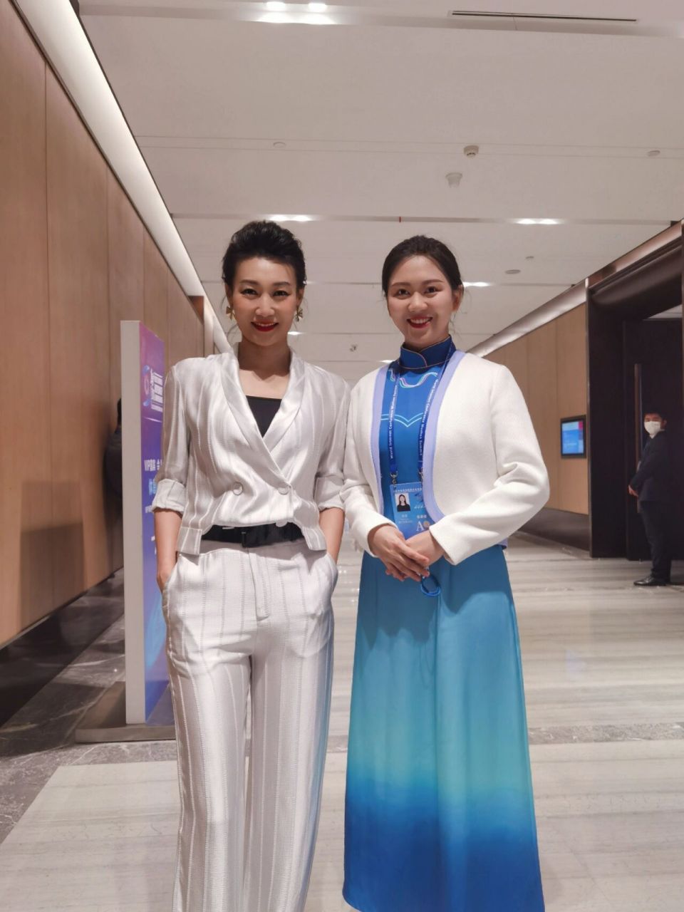 和央视李梓萌老师合影啦!