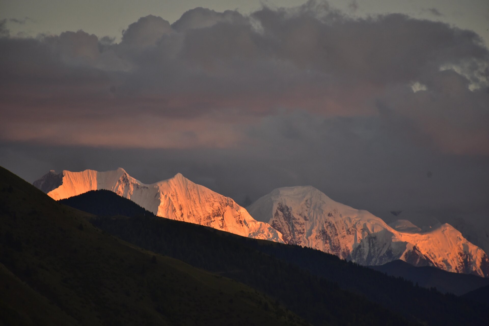 在新都桥看贡嘎雪山日落金山 在新都桥的贡嘎雪山观景台看了一次贡嘎