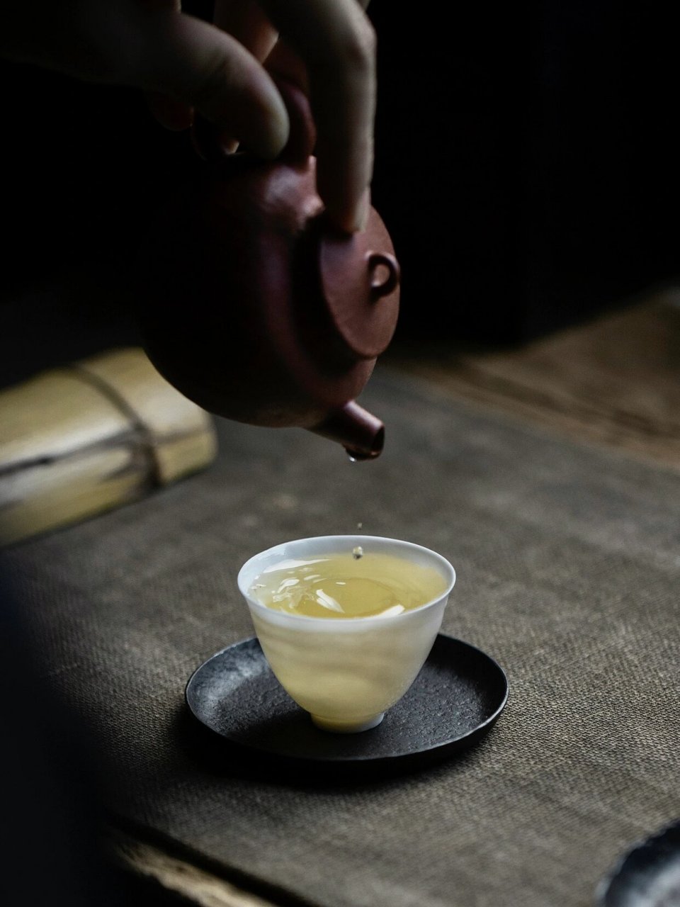 泡茶图片 茶叶在水中舞动,释放出迷人的色彩,一杯香茗,映照出生活中的