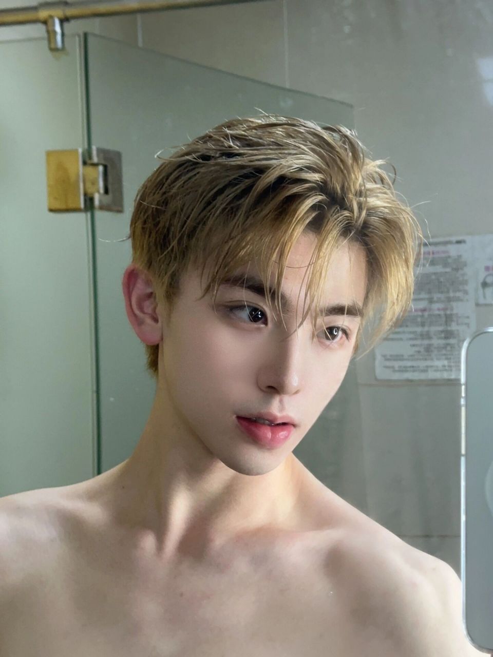 左滑让你看看帅哥脸上长了巨无霸痘是什么样 一饮食辛辣或者熬夜就