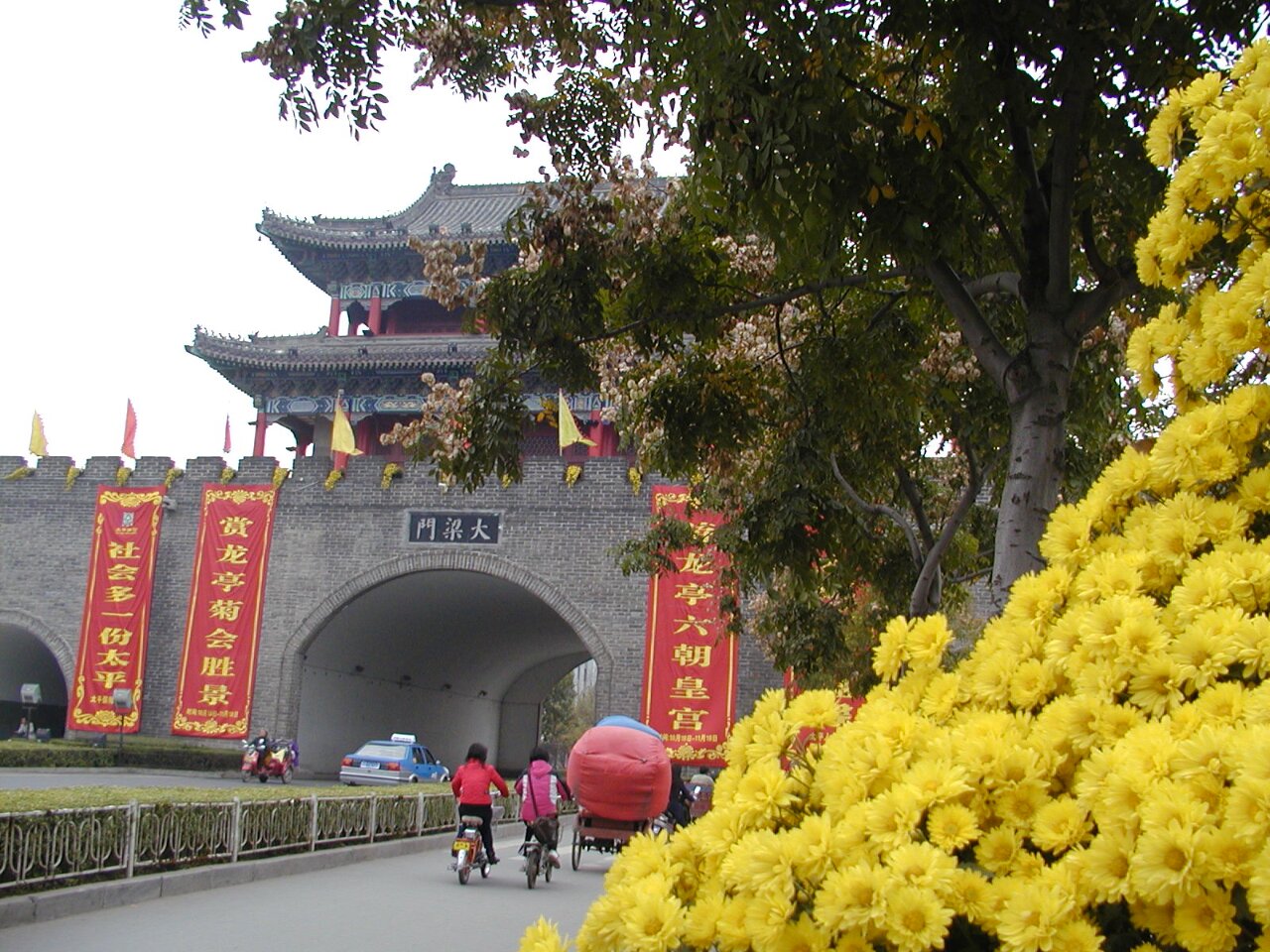 开封菊花节 一,基本简介 开封菊花节原为中国开封菊花花会,始办于1983