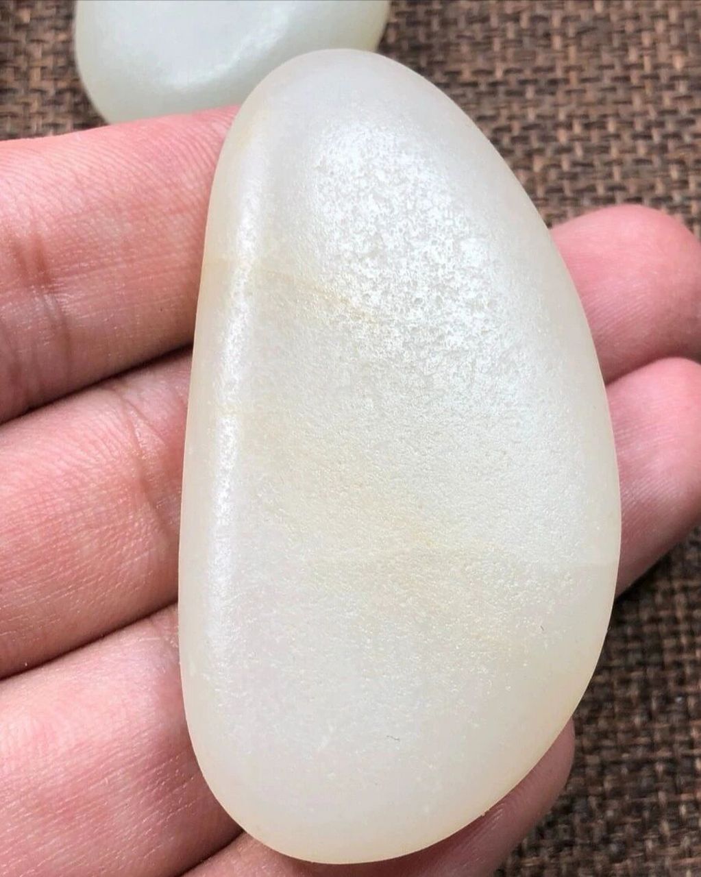 汉白玉特指北京房山大石窝镇高庄村出产的白色大理石,质地坚硬洁白.