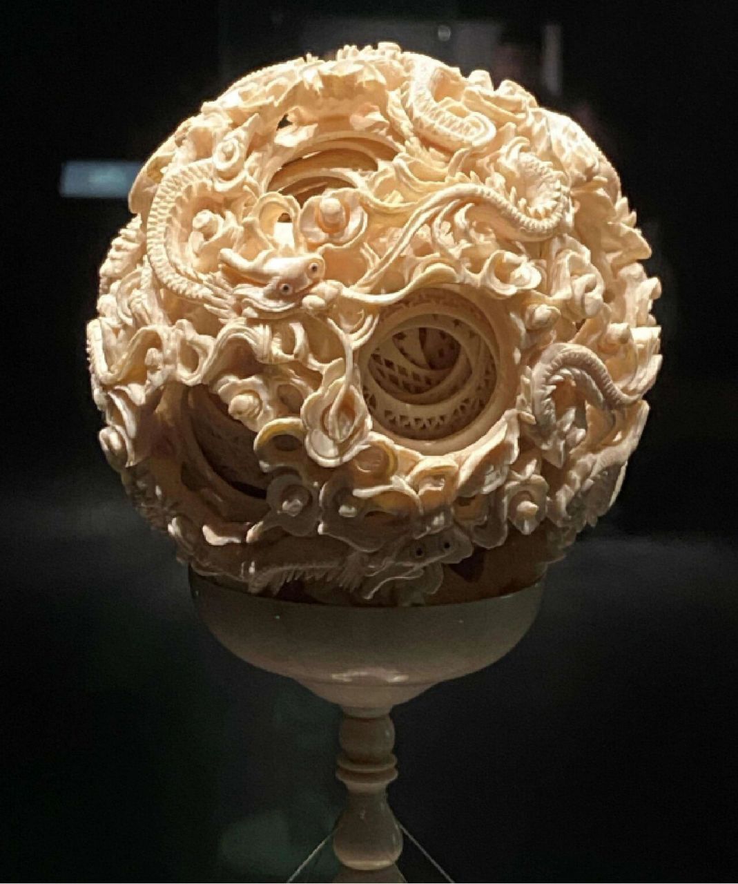 辽宁省博物馆 清代云龙人物纹转心象牙球,清代文物,又称为透雕象牙球