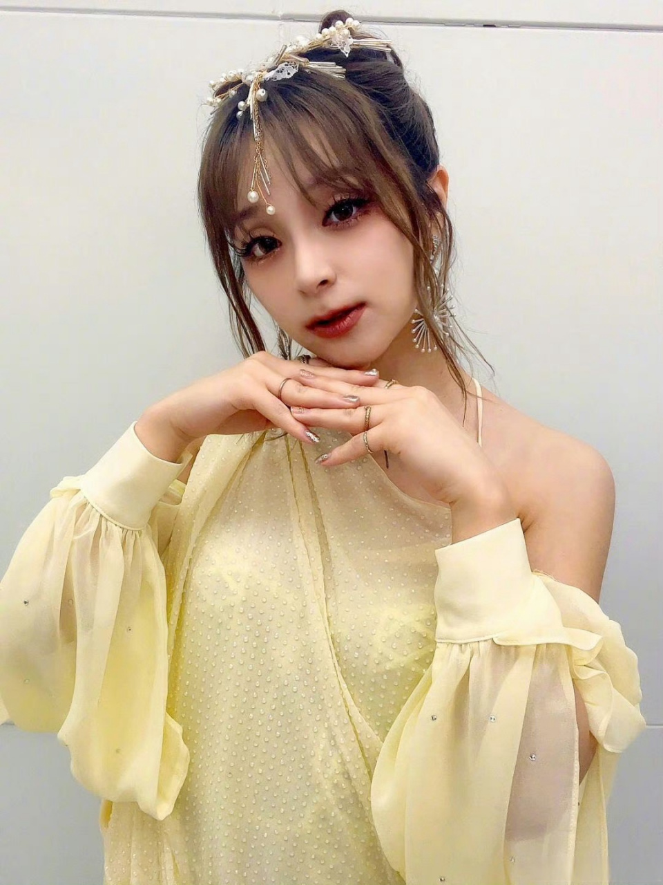 看到说美依礼芽其实是单眼皮,但是深眼窝,这样的单眼皮也太好看了吧!