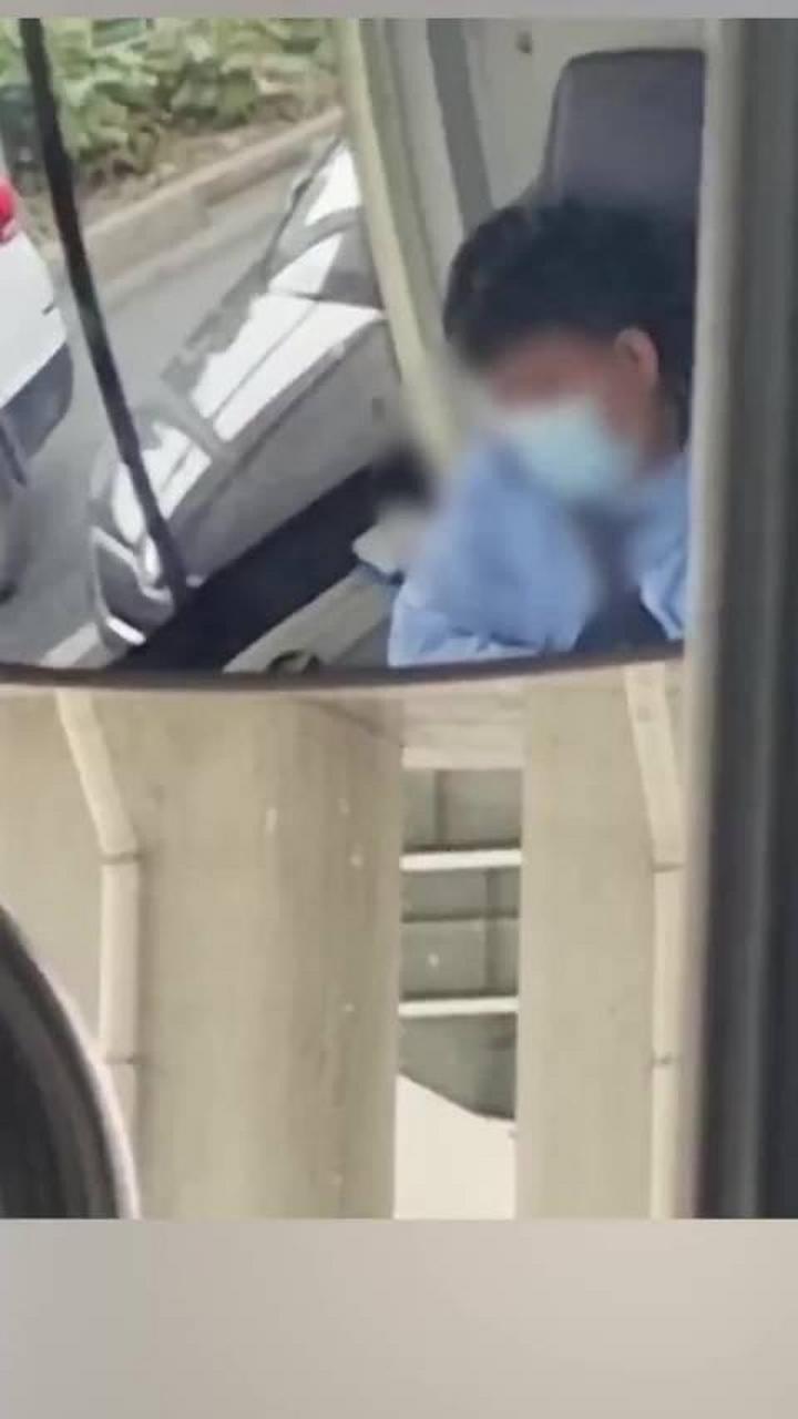 【公交车司机等红绿灯时歪头打瞌睡 乘客:很危险,看到就去提醒他了】5