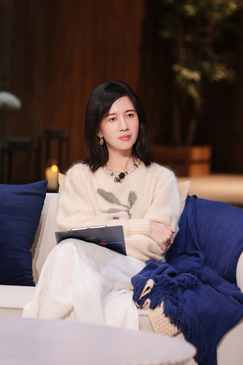 【#再见爱人# 高清剧照】papi酱 时而托腮,时而皱眉,时而思考,时而