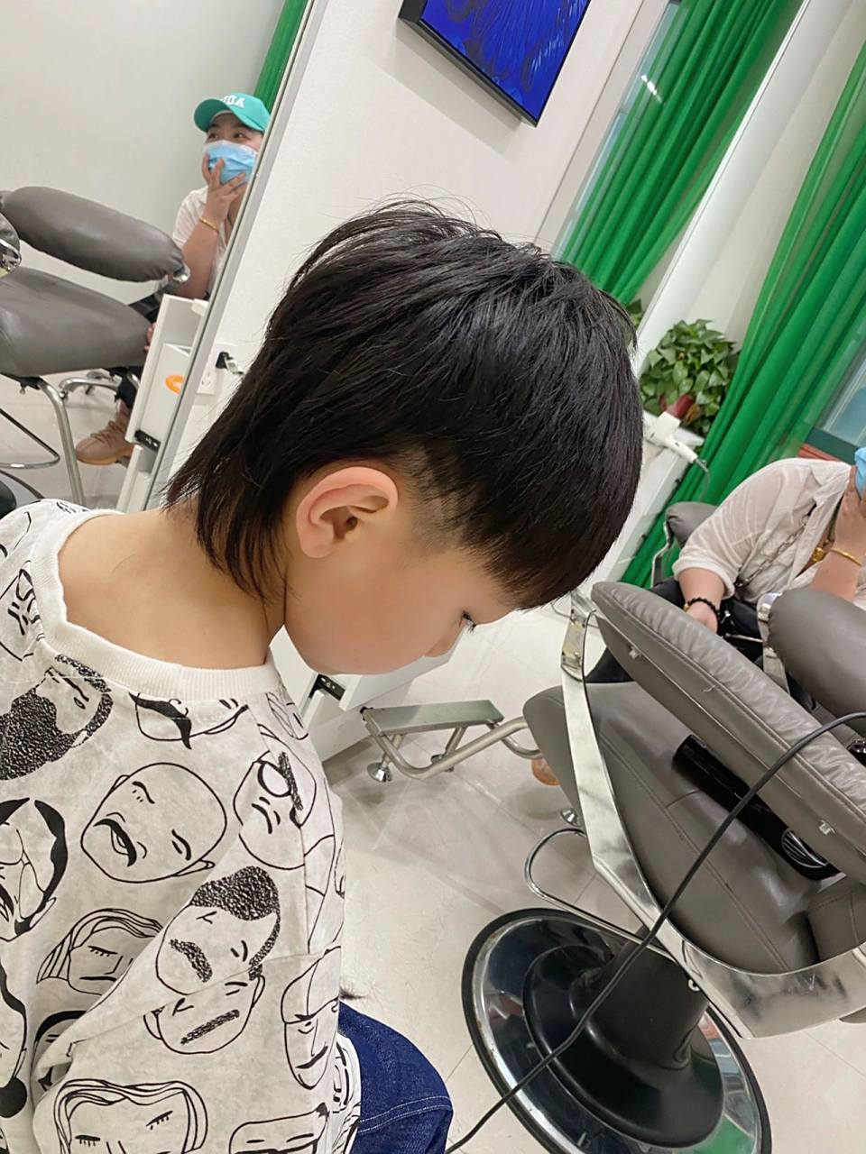 给大家分享一款儿童狼尾发型 儿童狼尾发型酷感十足