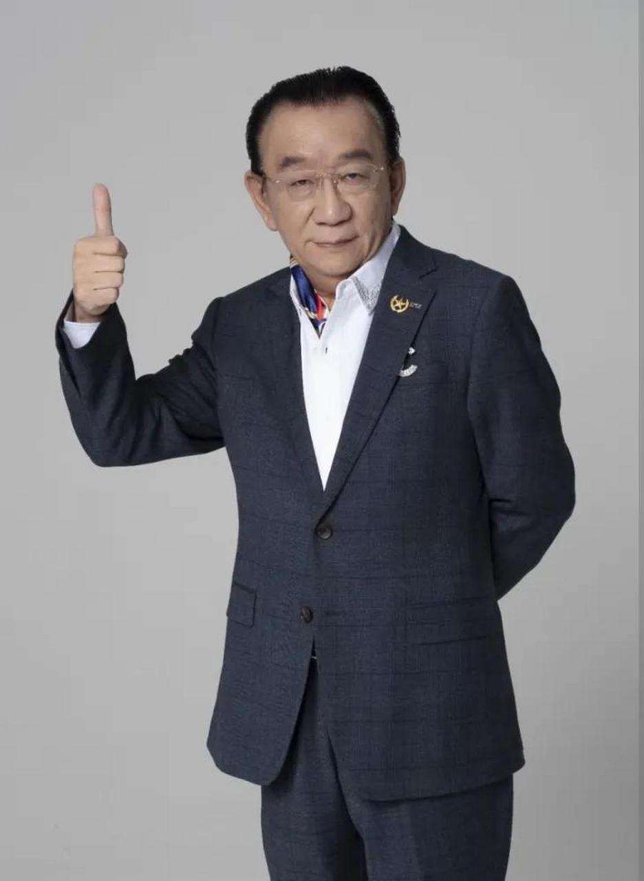 侯耀华又上了热搜～        作为相声大师侯宝林的儿子,相声名家