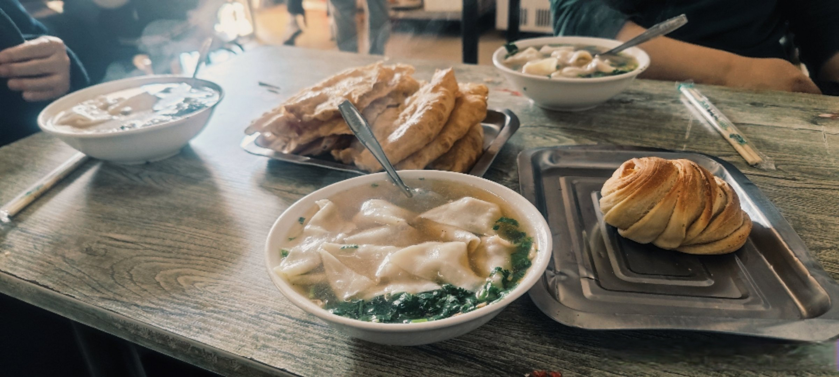 回爷奶家在农贸市场吃碗馄饨油饼当早点,馄饨馅儿大 油饼脆香 最后一
