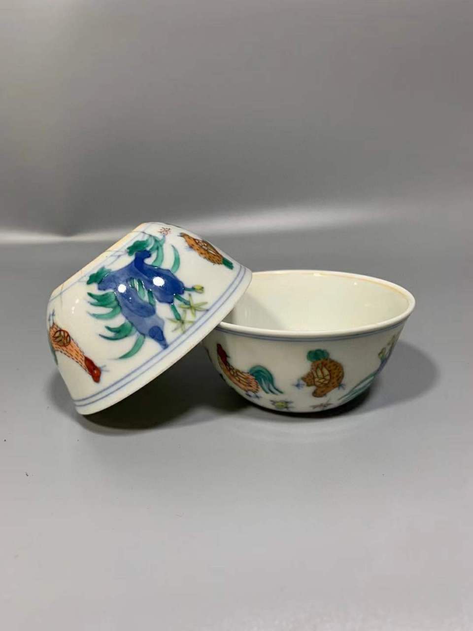 斗彩鸡缸杯-大明成化年制【旧藏】 成化斗彩鸡缸杯,一件被誉为"瓷器中