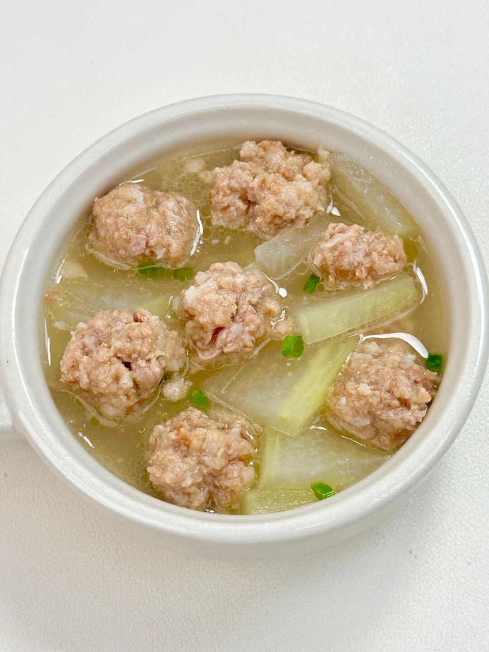 天气越来越热,给娃做了冬瓜肉丸汤,营养满满的,肉质很嫩,冬瓜也很有