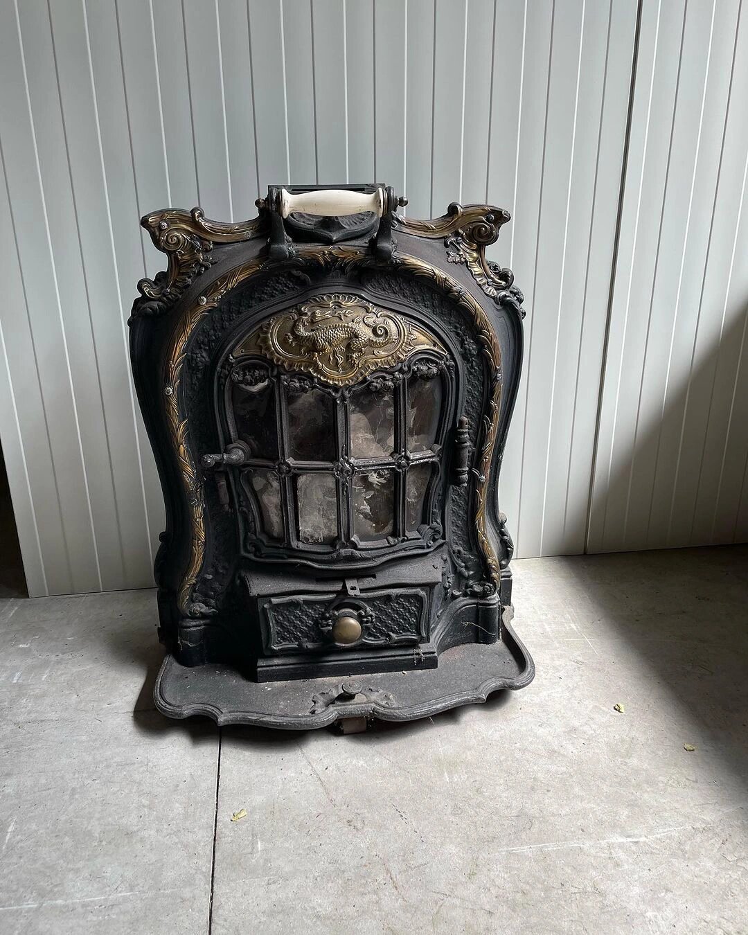 欧洲古董铸铁和铜壁炉