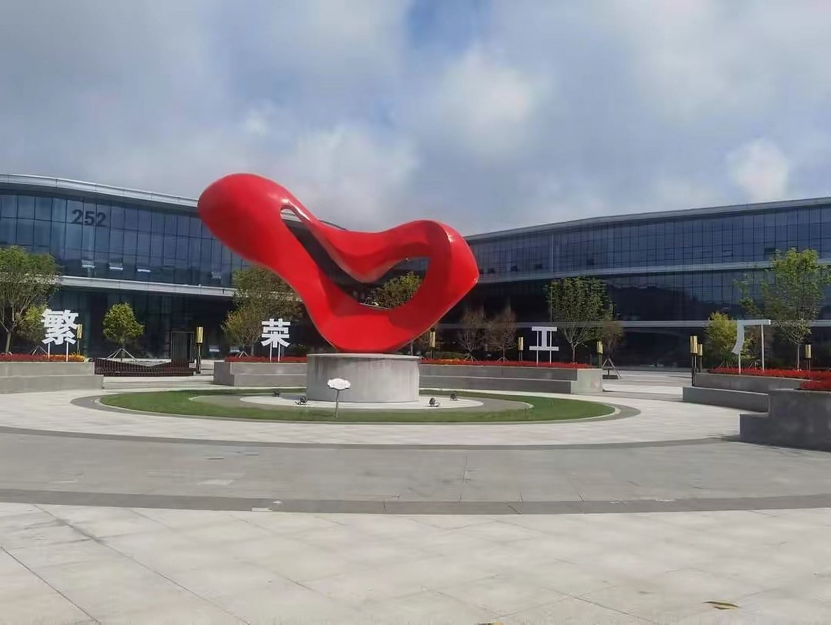 我在国门一线# 走进一汽红旗繁荣工厂随处可见机器人忙碌的总装,繁