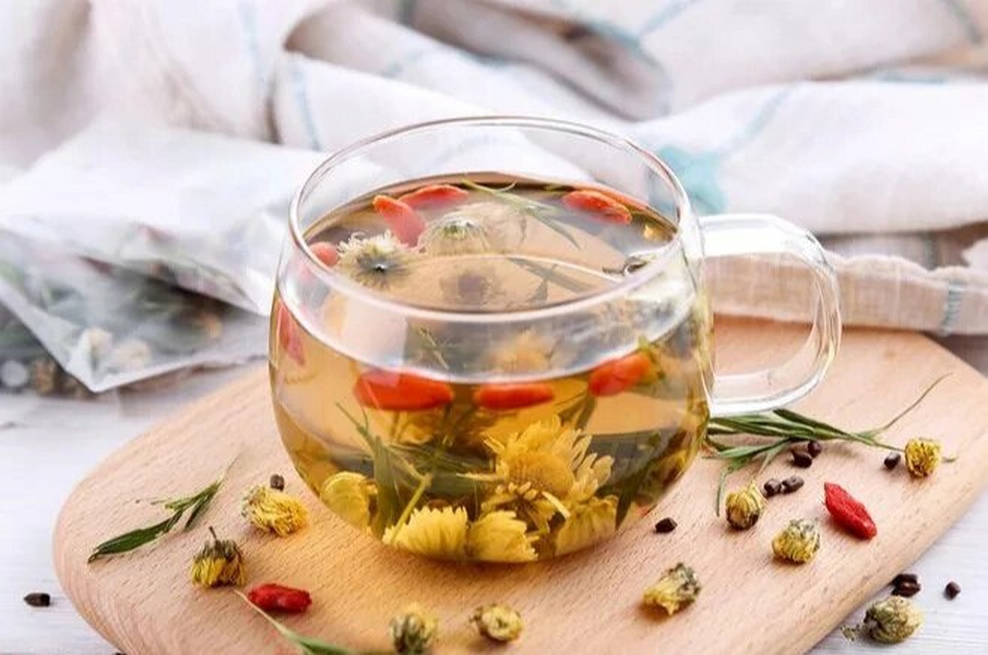 菊花 枸杞 西洋参 菊花枸杞西洋参茶: 可用于治疗气虚阴亏,以及体内有