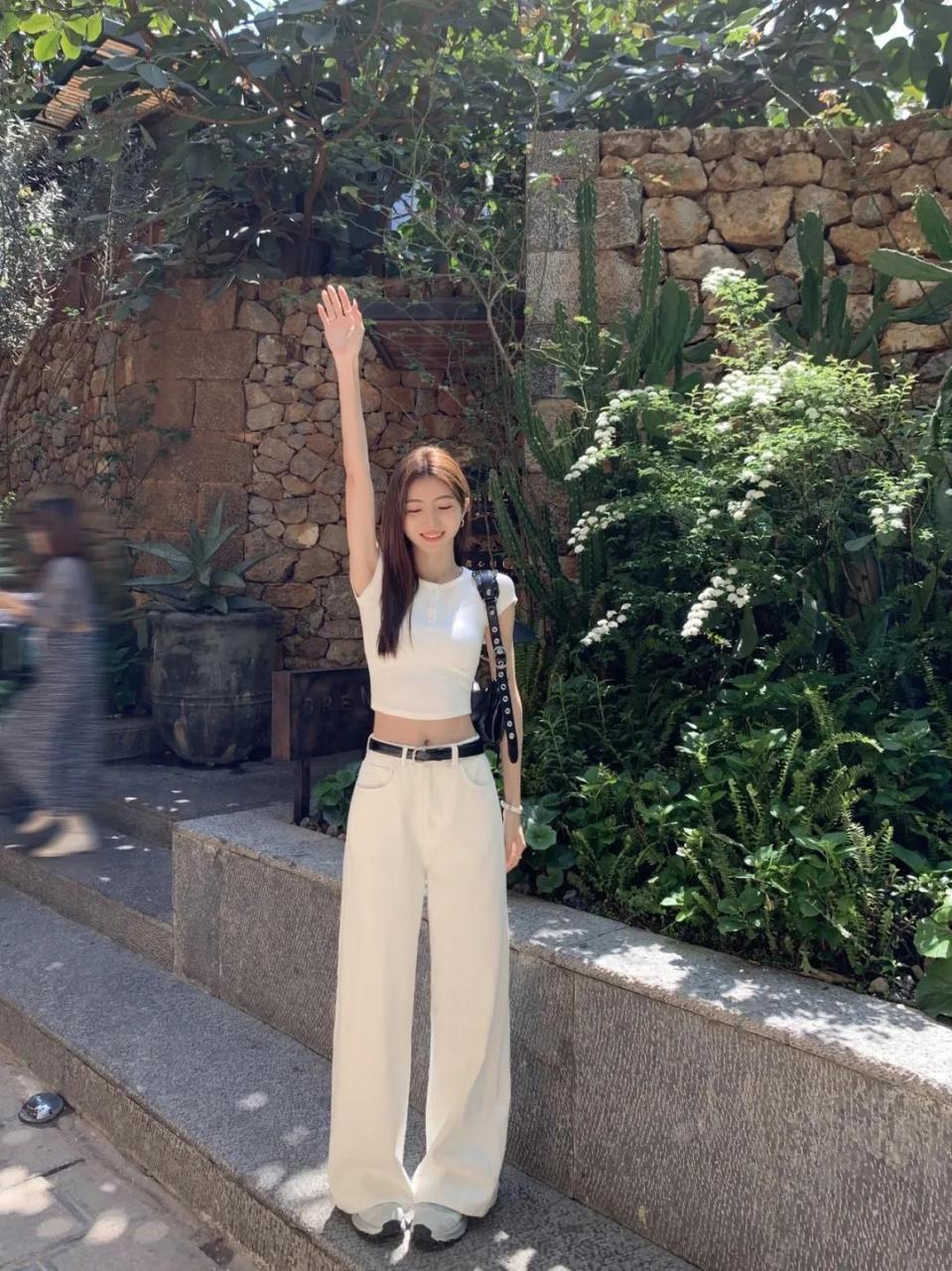 白色的修身短款上衣搭配白色高腰阔腿裤,时髦精致,个性洒脱又霸气