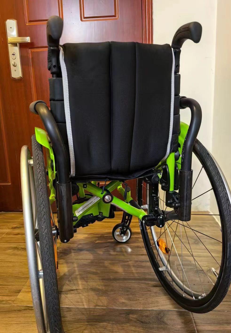 5厘米(可调36厘米)坐深44厘米,脚踏板可拆卸,框架对折,大轮快拆,扶手