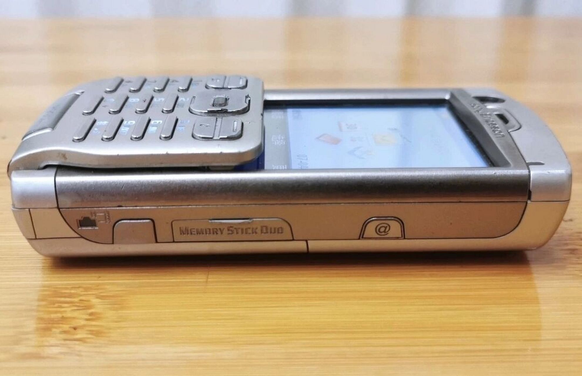 2005年的机皇,索尼爱立信p990i 金属电镀工艺,155克重量 下翻盖设计