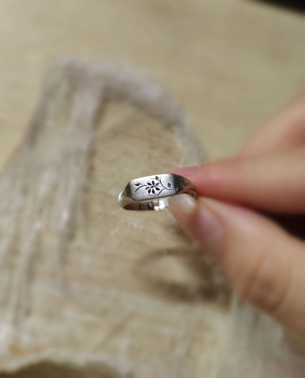 民国刻花老银戒指(已出纪念) 花卉刻画极其细腻优美,精巧动人 整体