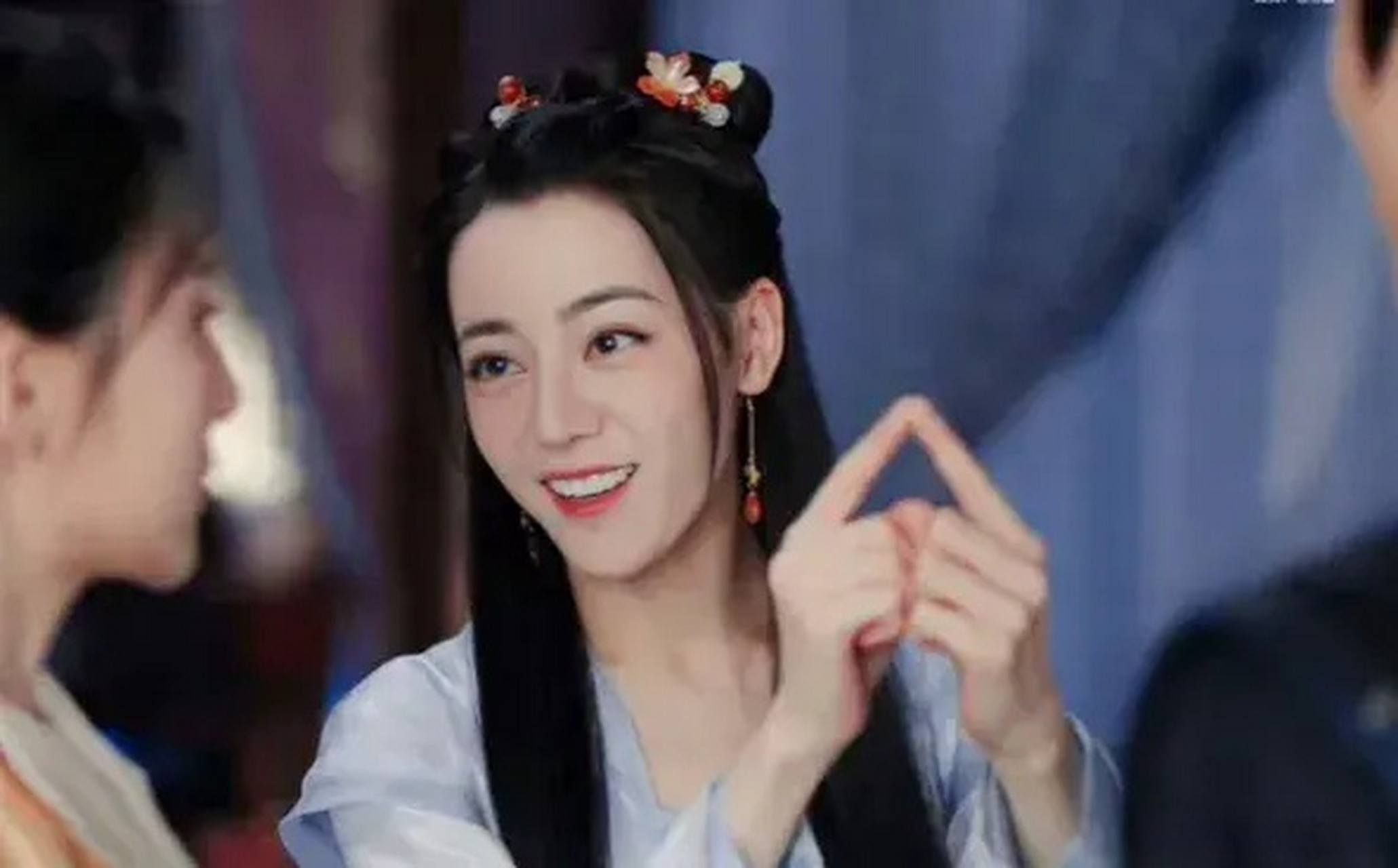迪丽热巴以前的兔牙还挺好看的,现在换了烤瓷后面相都变了