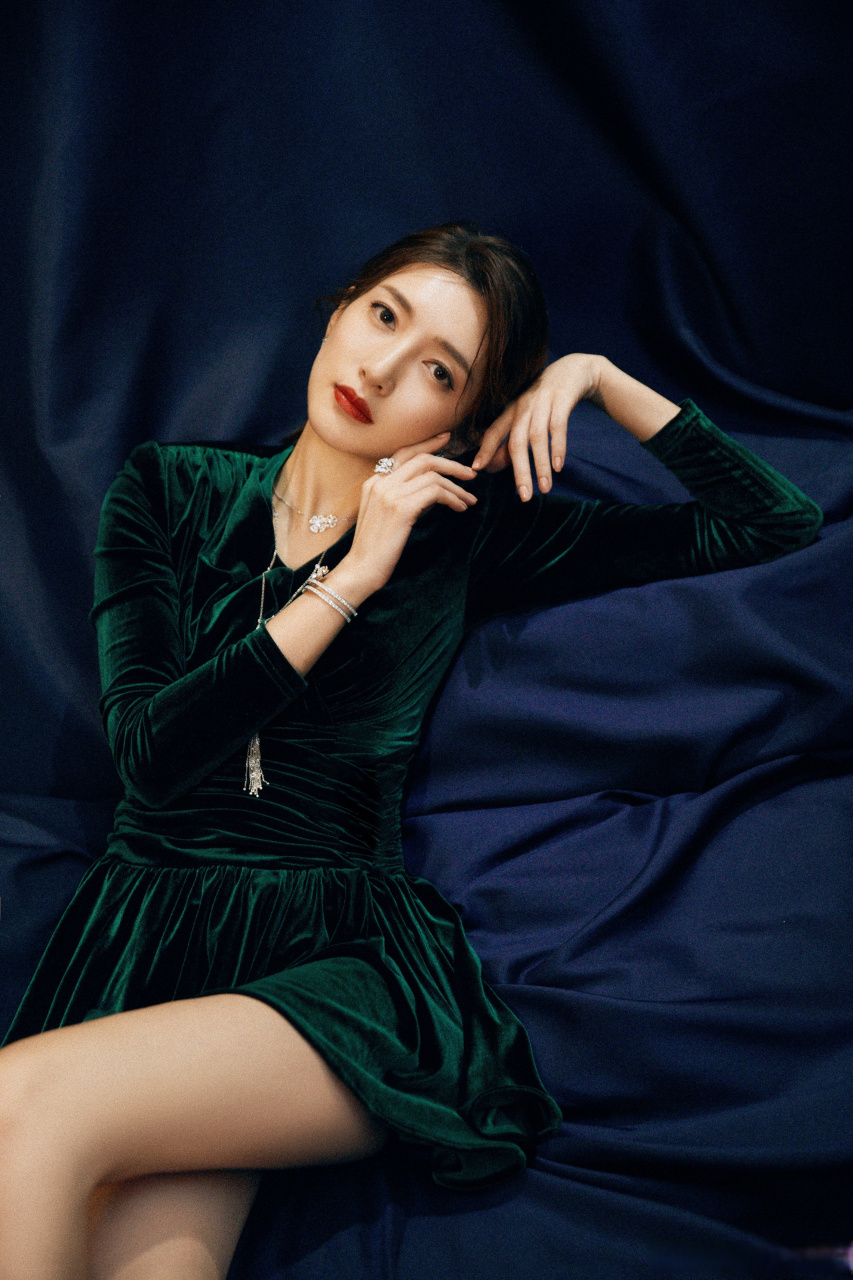 江疏影 一字带高跟大长腿[爱你]