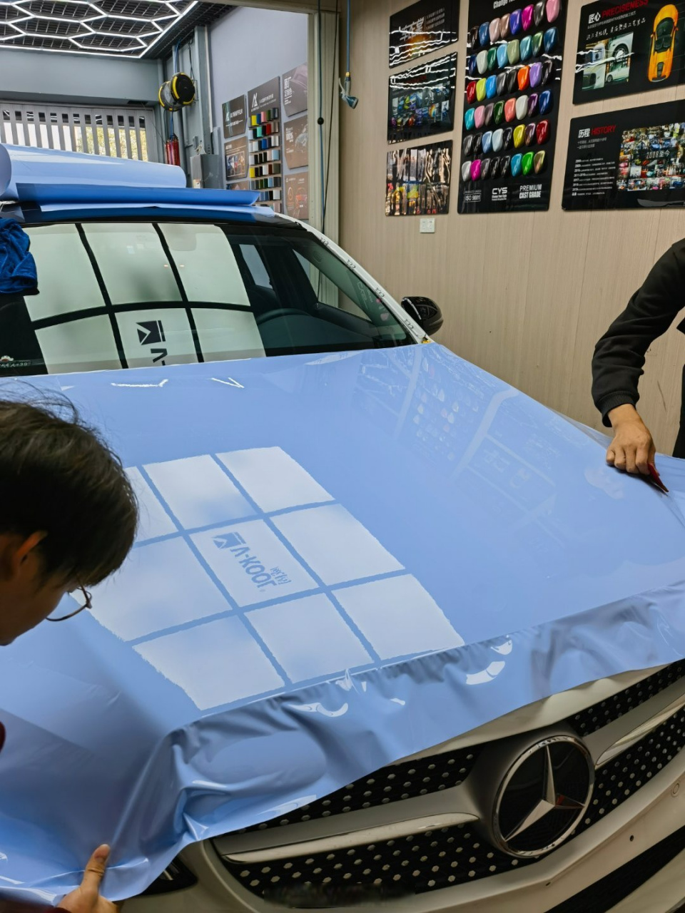 奔驰c级车身改色,pet马卡龙迷雾蓝施工中,车衣裳旗下性价比高系列