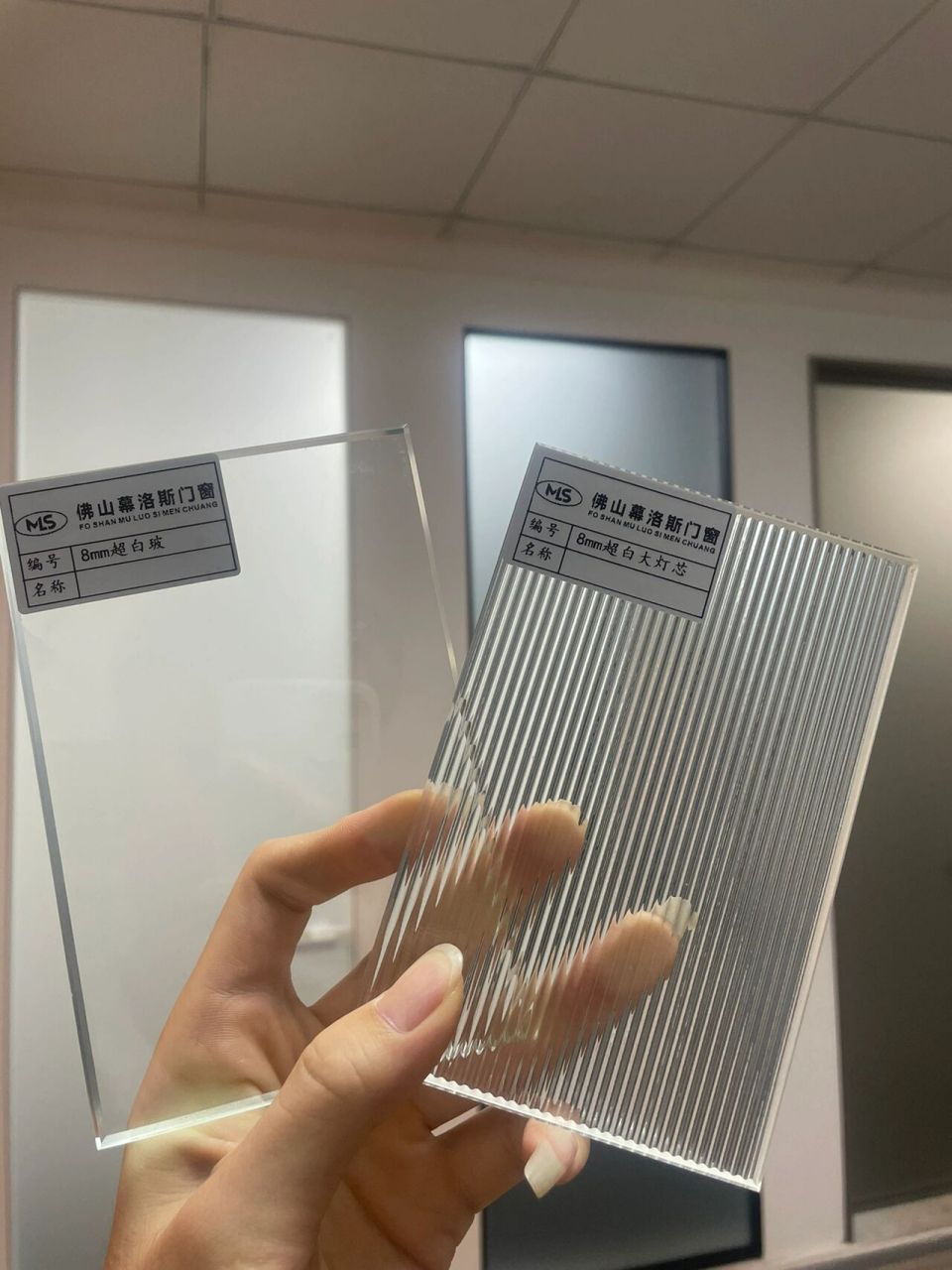 双面油砂玻璃透光不透人隐私性好,颜值比较高 2.