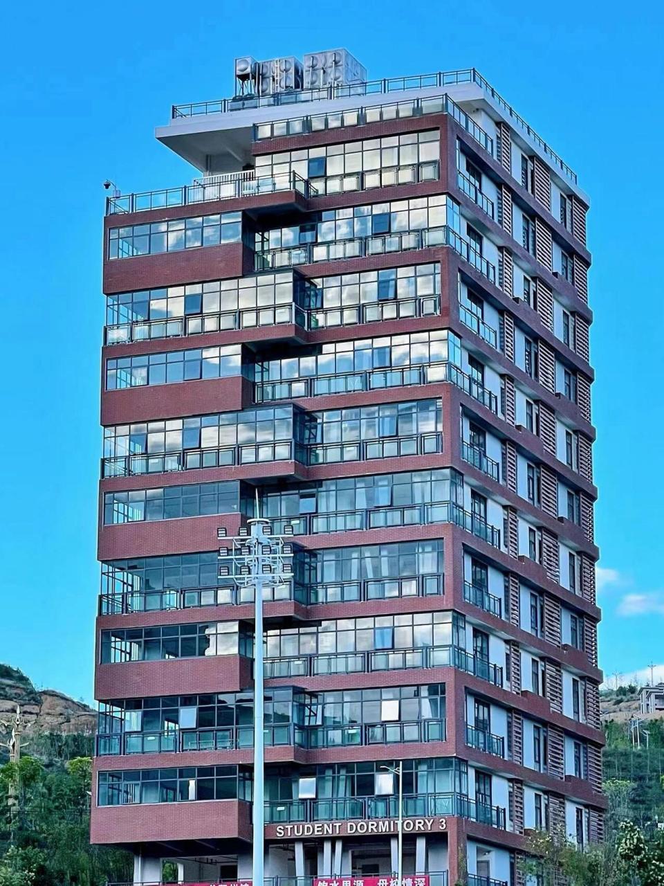 滇西应用技术大学 欢迎报考滇西大的学弟学妹,学姐是虽然是管理专业的