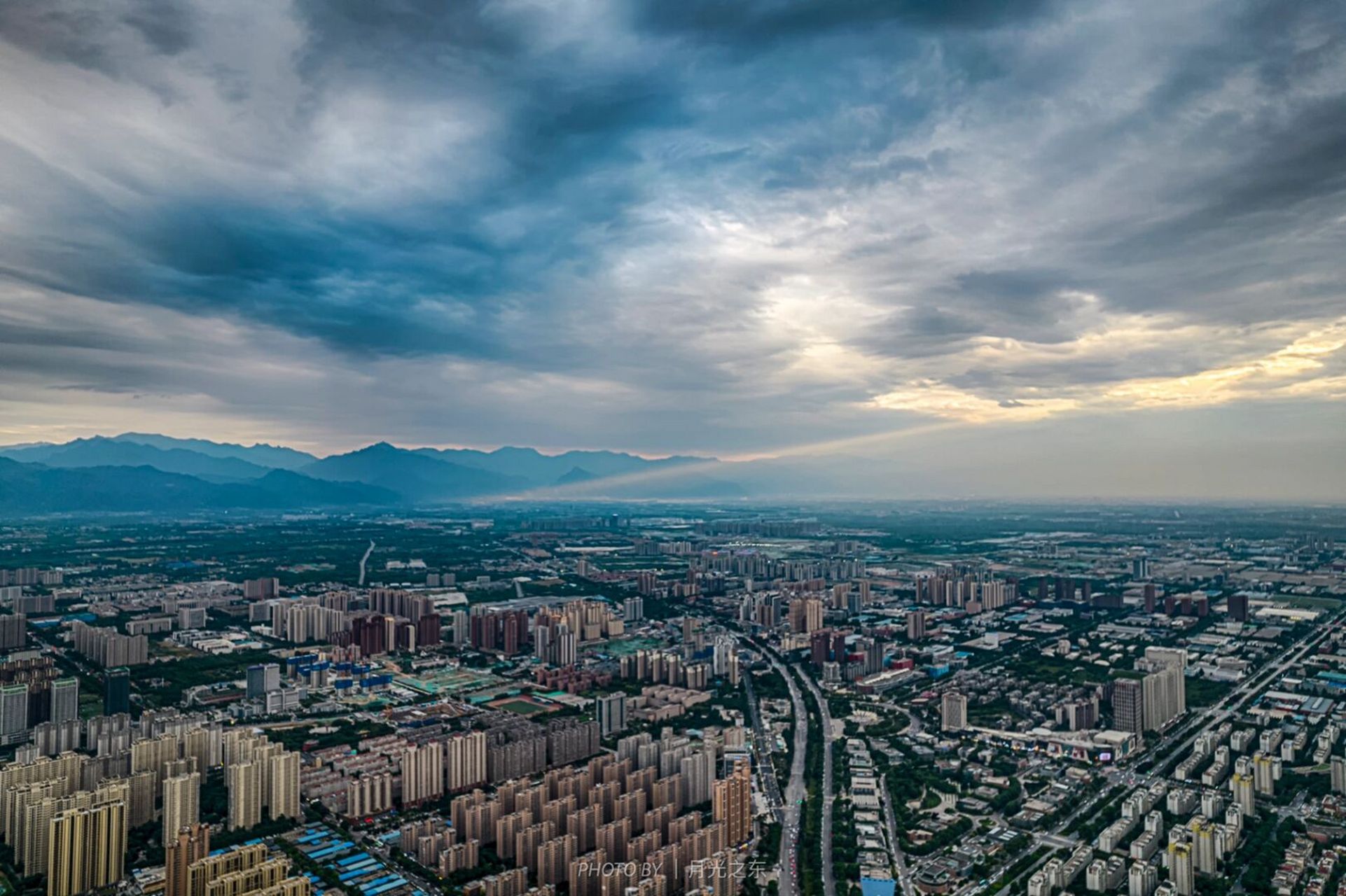 西安航拍|晚霞与乌云齐飞 拍摄于2022年06月09日晚7点,晚霞与乌云齐飞