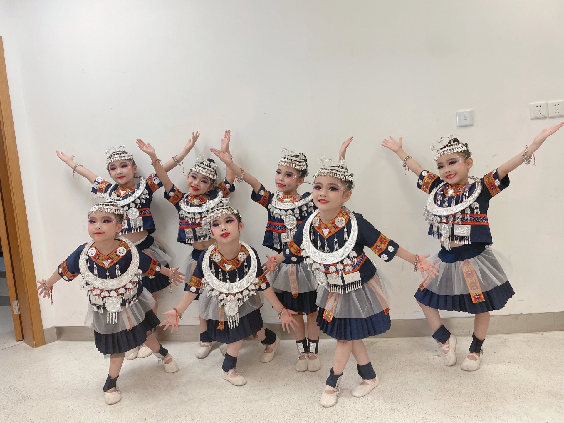 儿童舞台妆苗族舞蹈《铃哟灵》