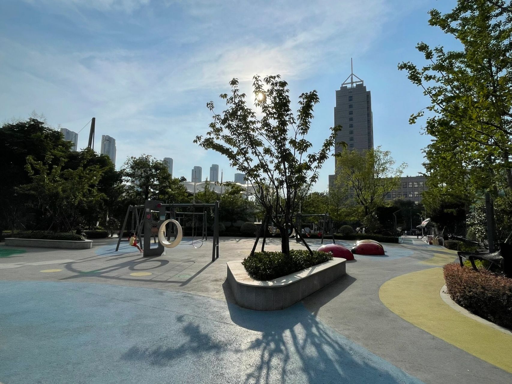 周末遛娃之武汉张之洞体育公园 炎炎夏日的周末,5岁多的儿子,睡醒了他