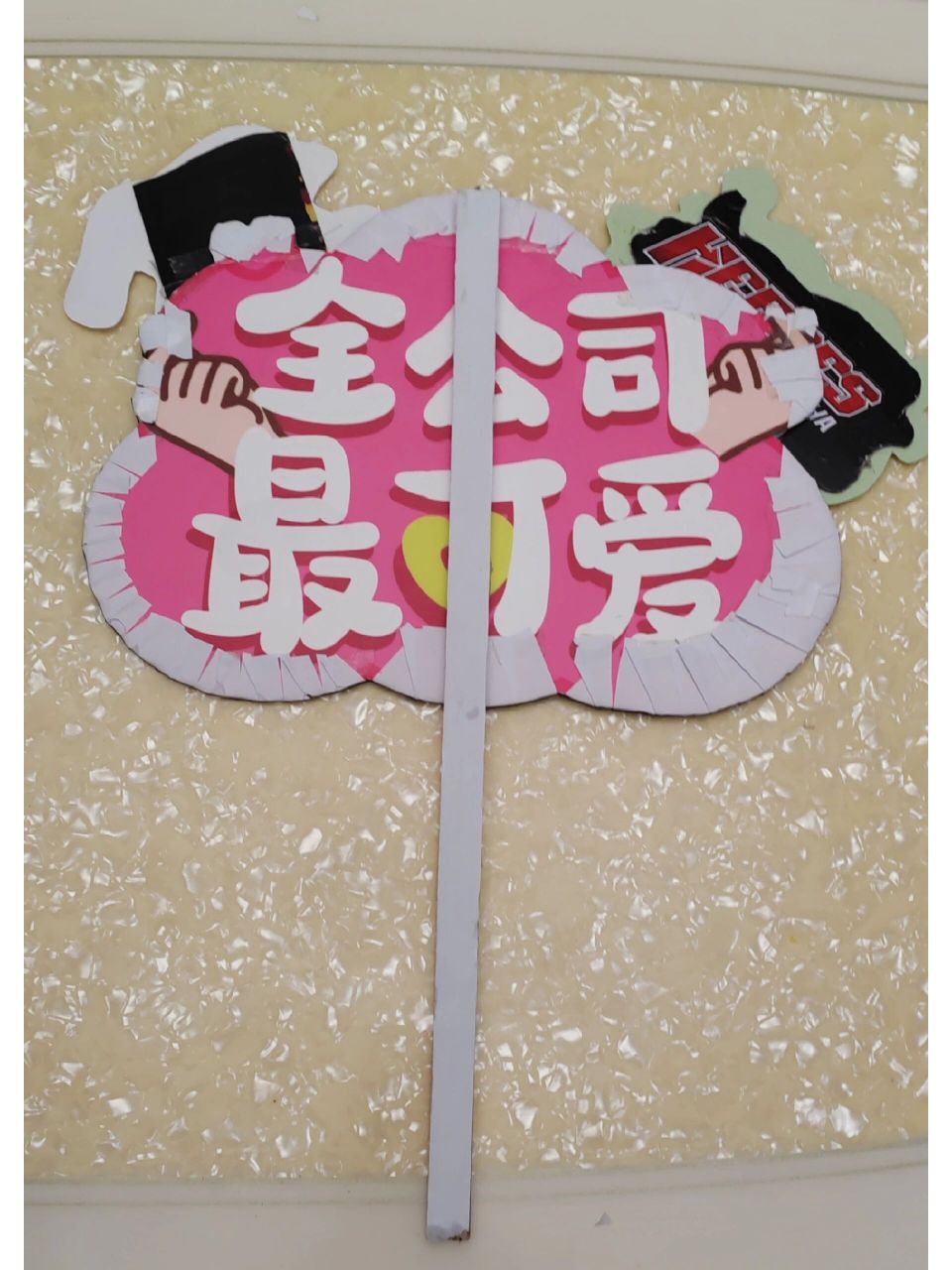 各种废旧材料拼凑而成. 学校年段要求制作的足球加油牌.4年9班加油!