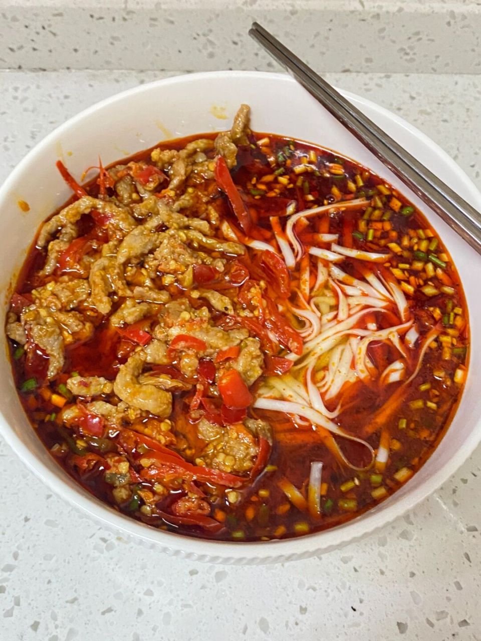 超好吃泡椒肉丝面,简单快手,五分钟搞定,大家赶紧来学,这样的肉丝面我