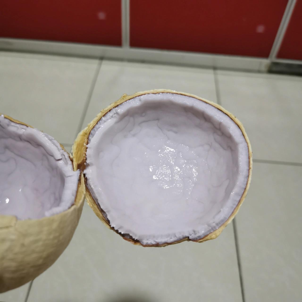 紫色椰子肉可以吃吗 紫色椰子肉可以吃吗,开了两个椰子肉都是紫色,吃
