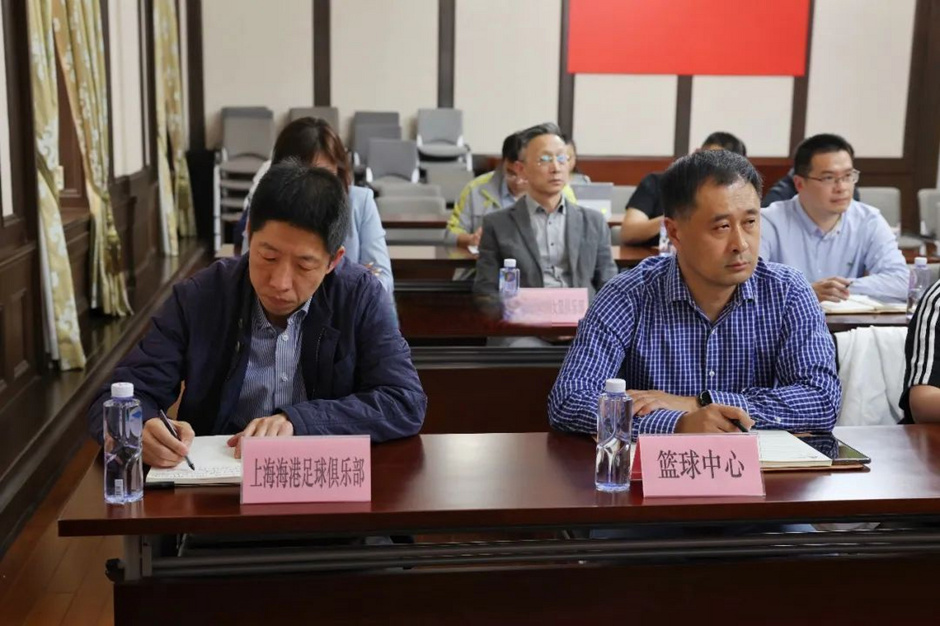 4月18日,上海市体育局召开职业俱乐部警示教育专题会.