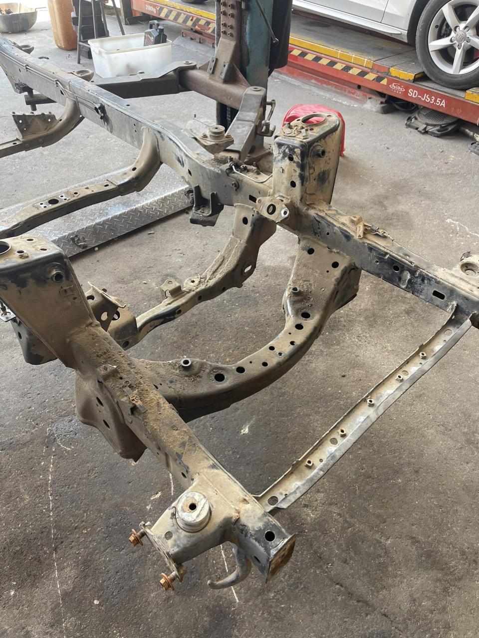 Componente de soporte de carrocer¨ªa en sistema de suspensi¨®n