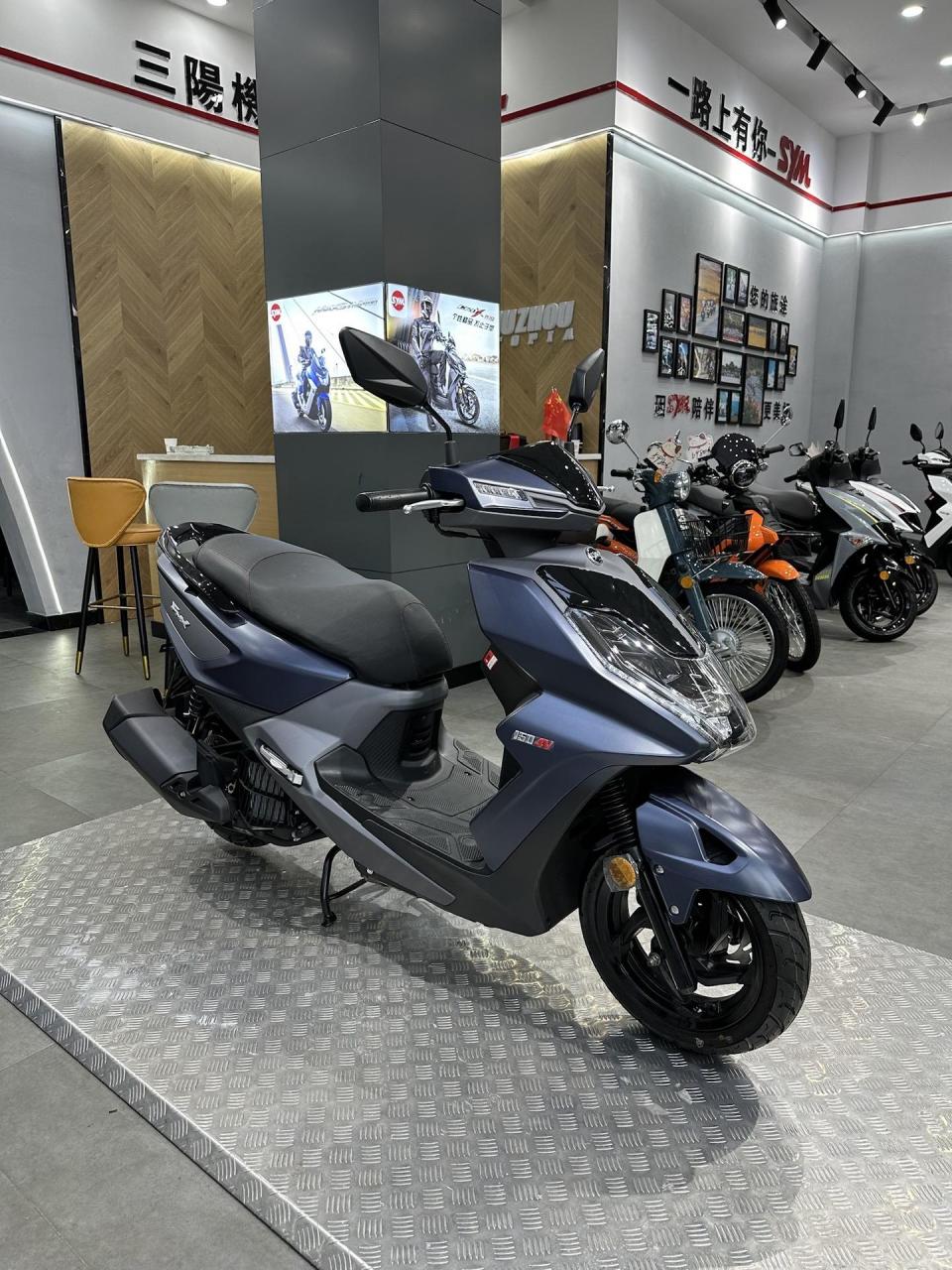 三阳fnx火凤凰150,原价16800,现在12000还送头盔手套尾箱尾架,水冷四