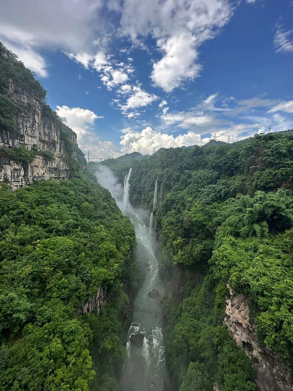 飞流直下的马岭河峡谷 马岭河峡谷国家级风景名胜区位于贵州省黔西南