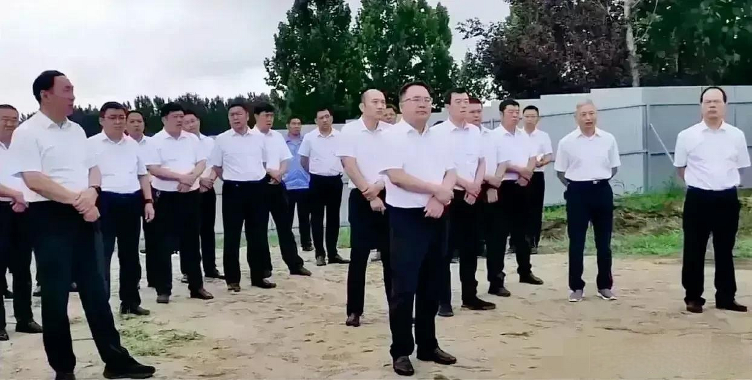 一眼就能看出来哪个是领导,怎么做到姿势这么统一的呢!