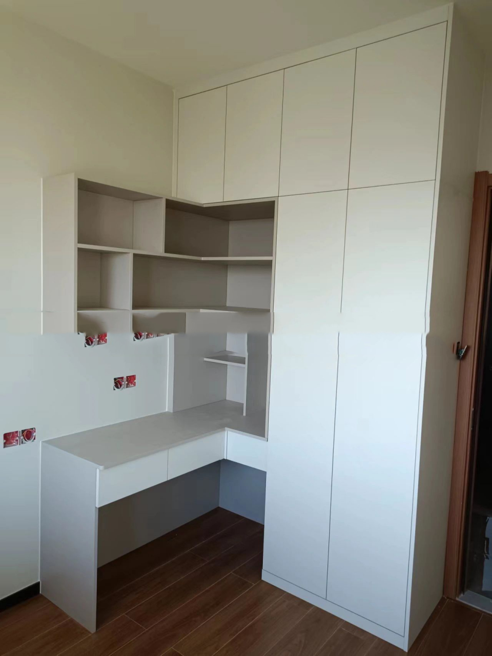 暖白色配浅灰色搭配的柜子简约大方 92客户地址:广州黄埔保利拾光年