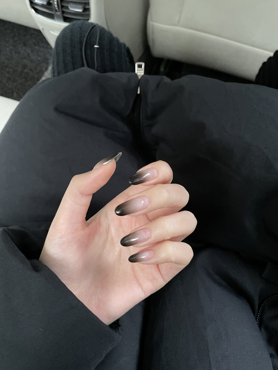 今天要换美甲啦 肉色黑色渐变 长出来很多也不太看得出来
