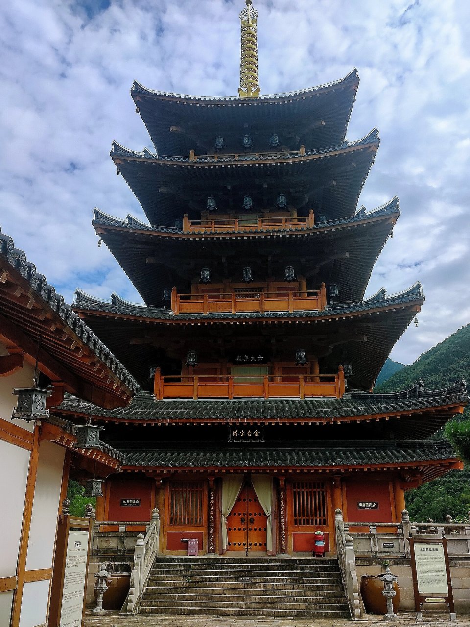 镇安县金台山兴隆寺 【金台山兴隆寺】 一座唐代风格寺庙,坐落在商洛