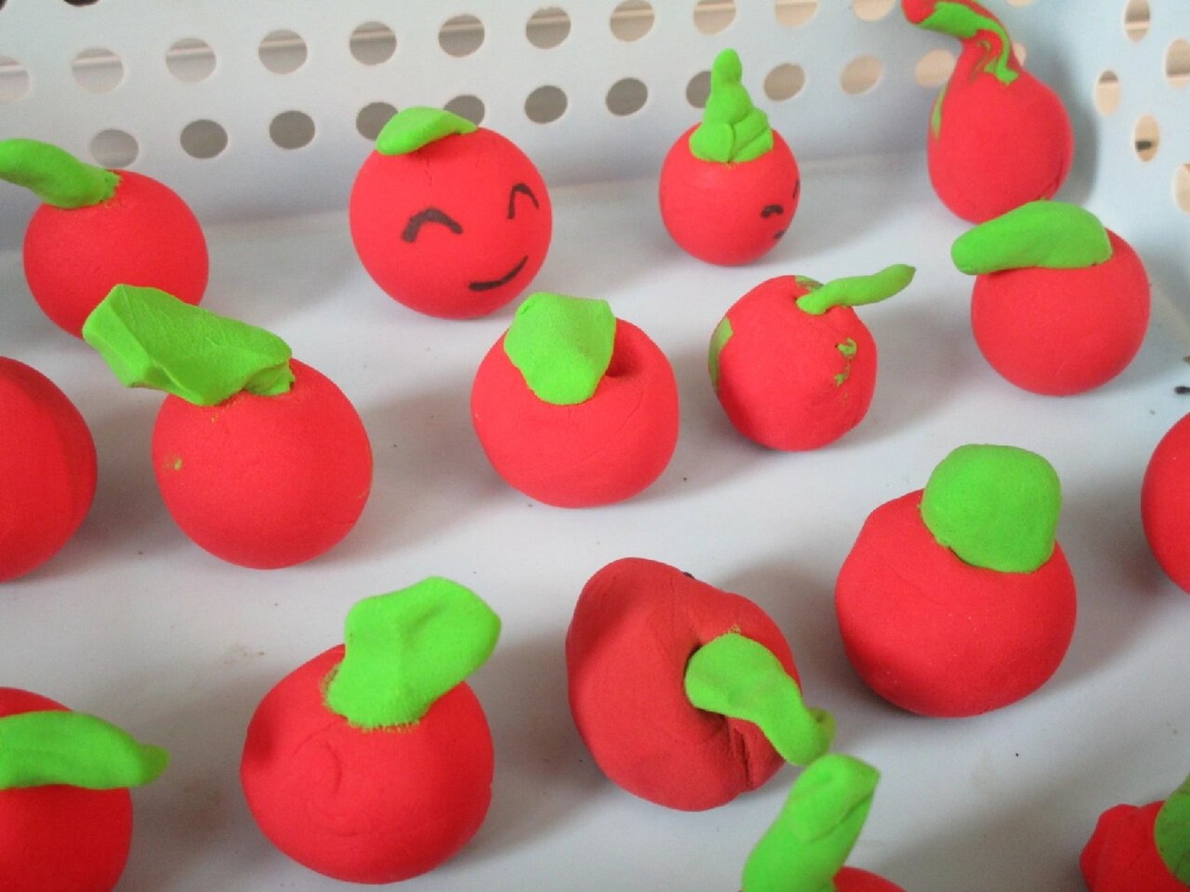 【手工分享】小班也可以完成的粘土苹果 小朋友做的苹果,做法很简单.