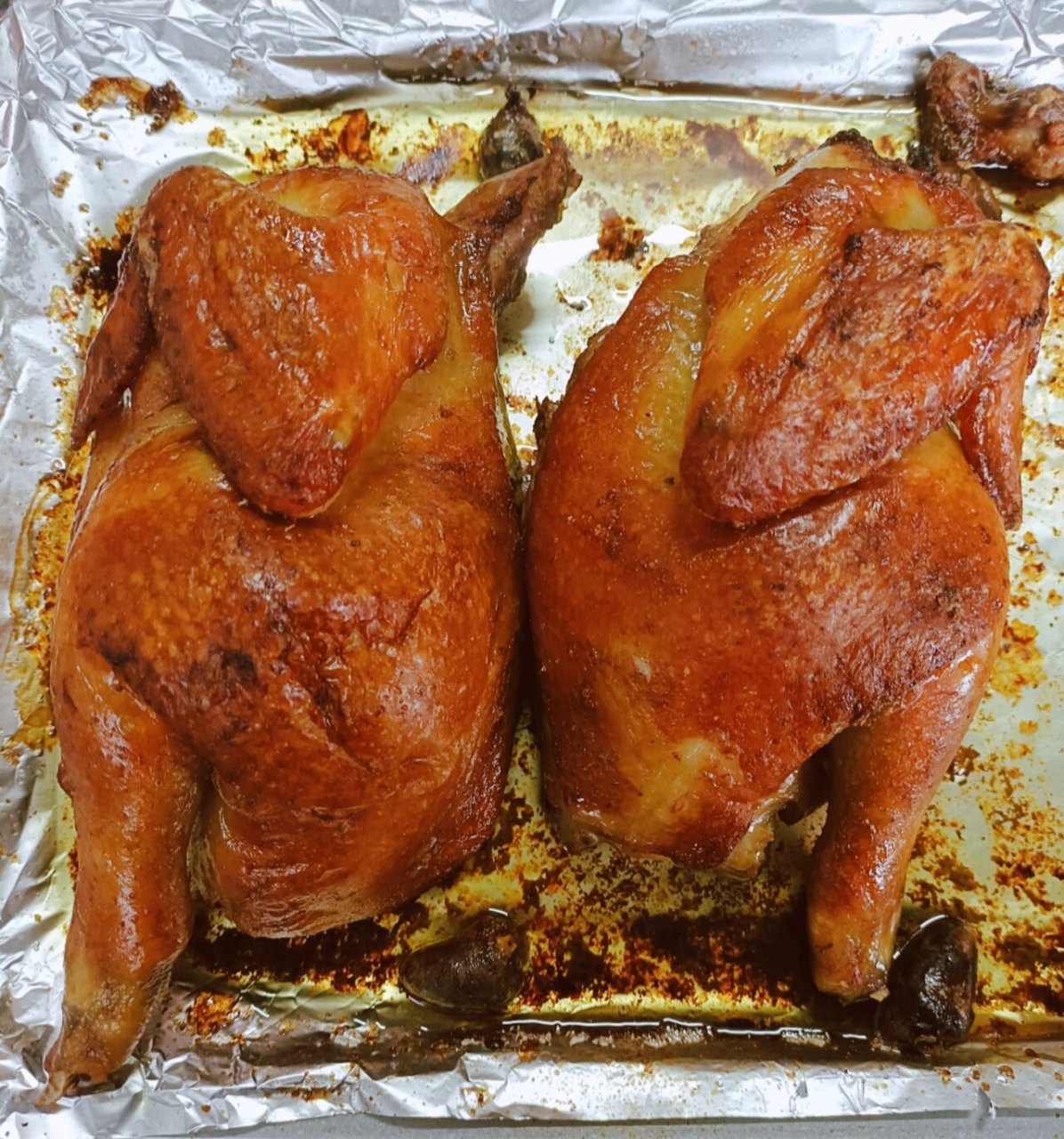 趁着今天放假,来给大家出一期昨晚刚吃完的烤箱美食之烤鸡,烤箱里烤