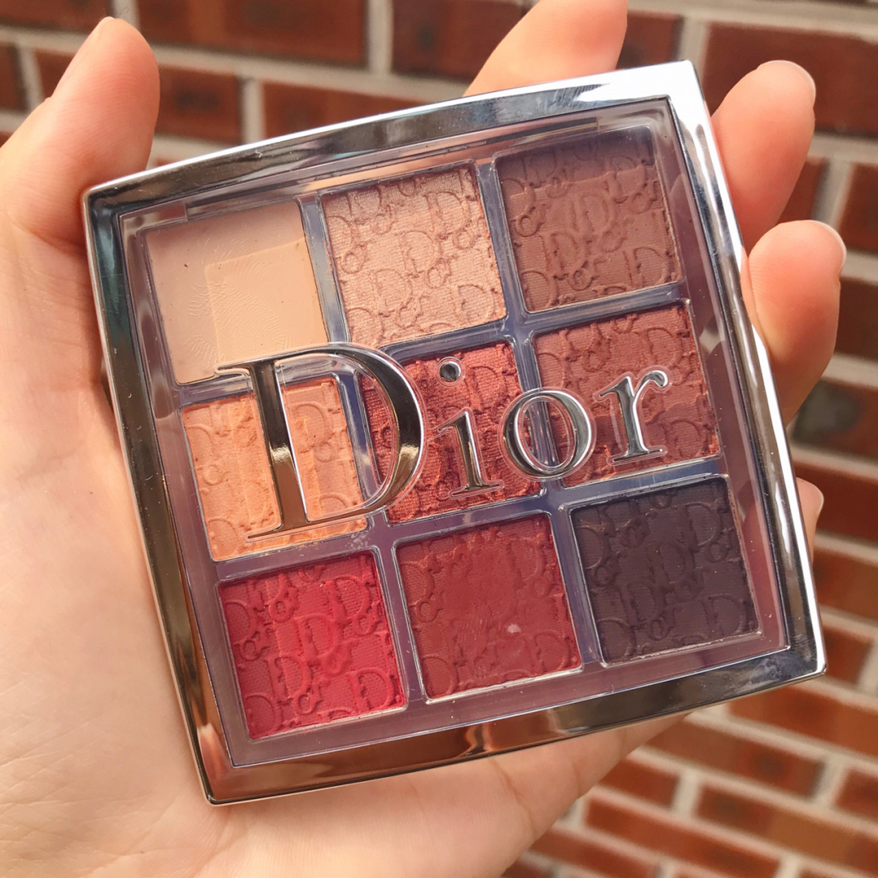 [赞同] 和之前出来的眼影盘一样也是4色哑光 4色珠光 1个打底膏.