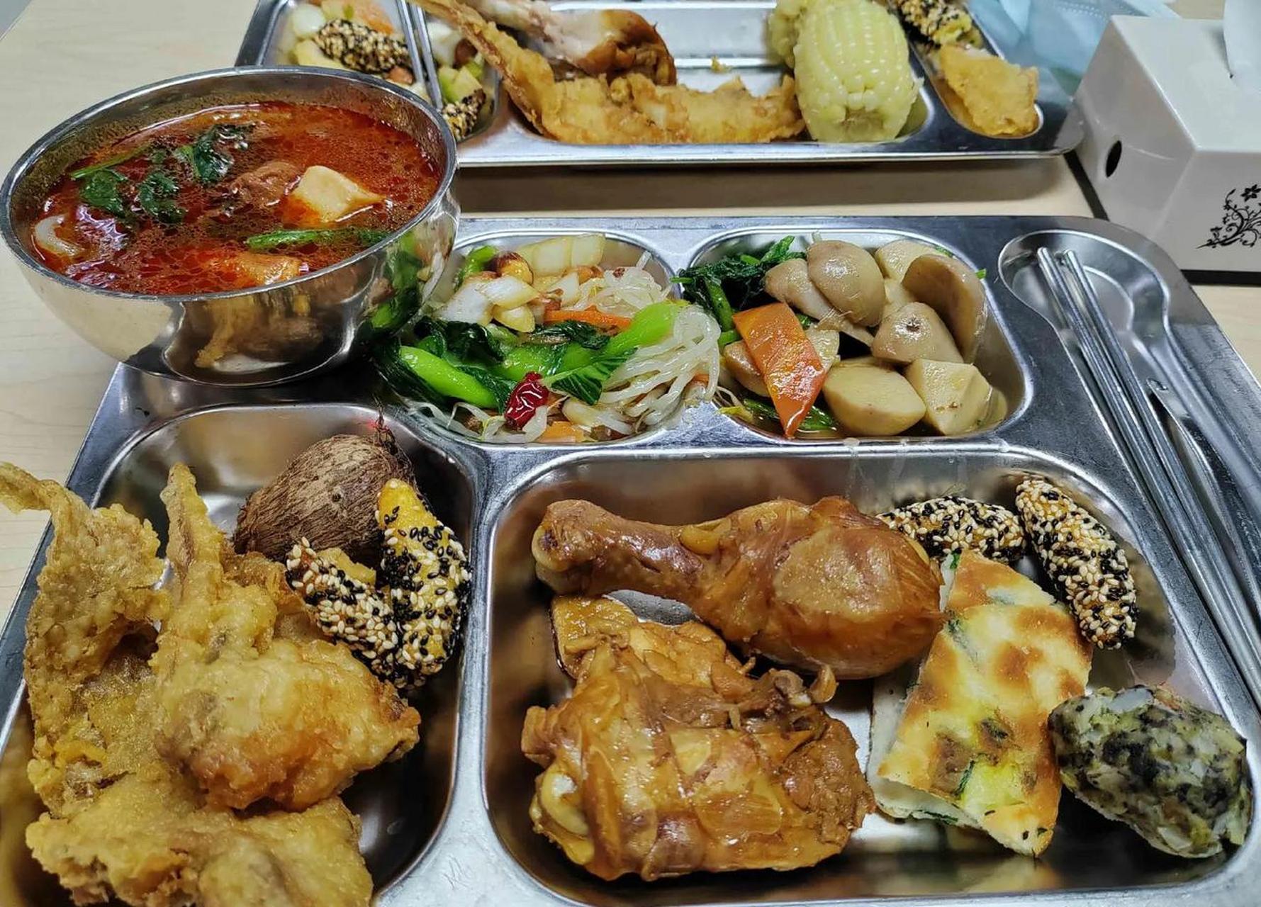 说句实话吧,我有个公务员的朋友,他们单位的食堂是分层的,第一层是