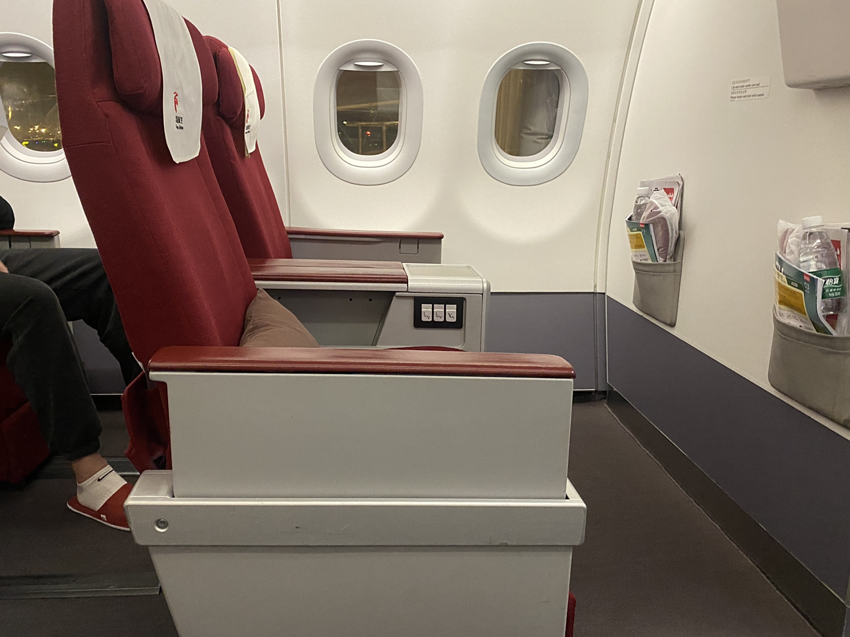 来感受一下深航的320超薄公务舱 320的超薄公务舱座椅,我就说我怎么