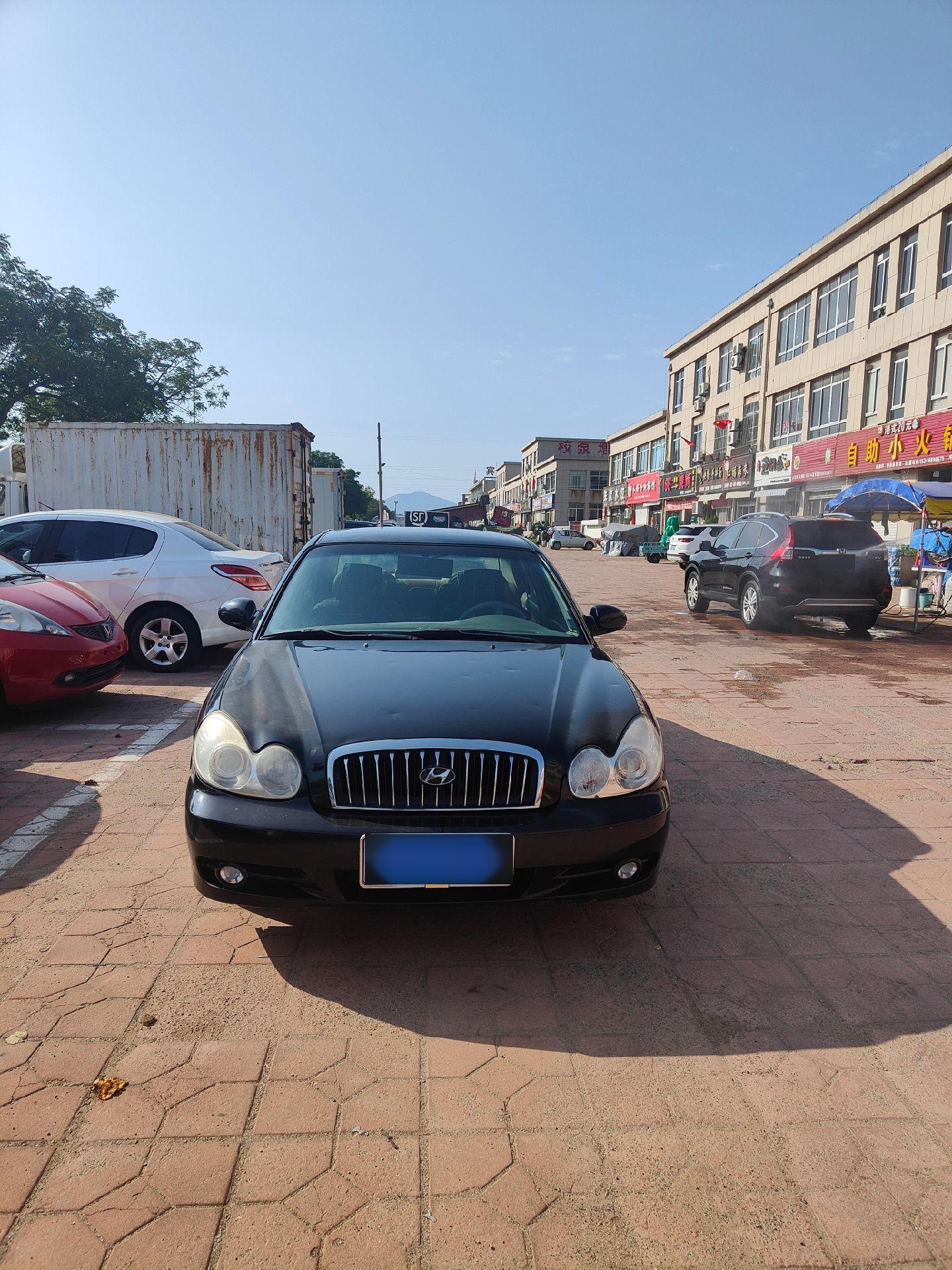 06现代索纳塔,2.0手动高配带天窗,一手车,原车三元,跑头发变不错