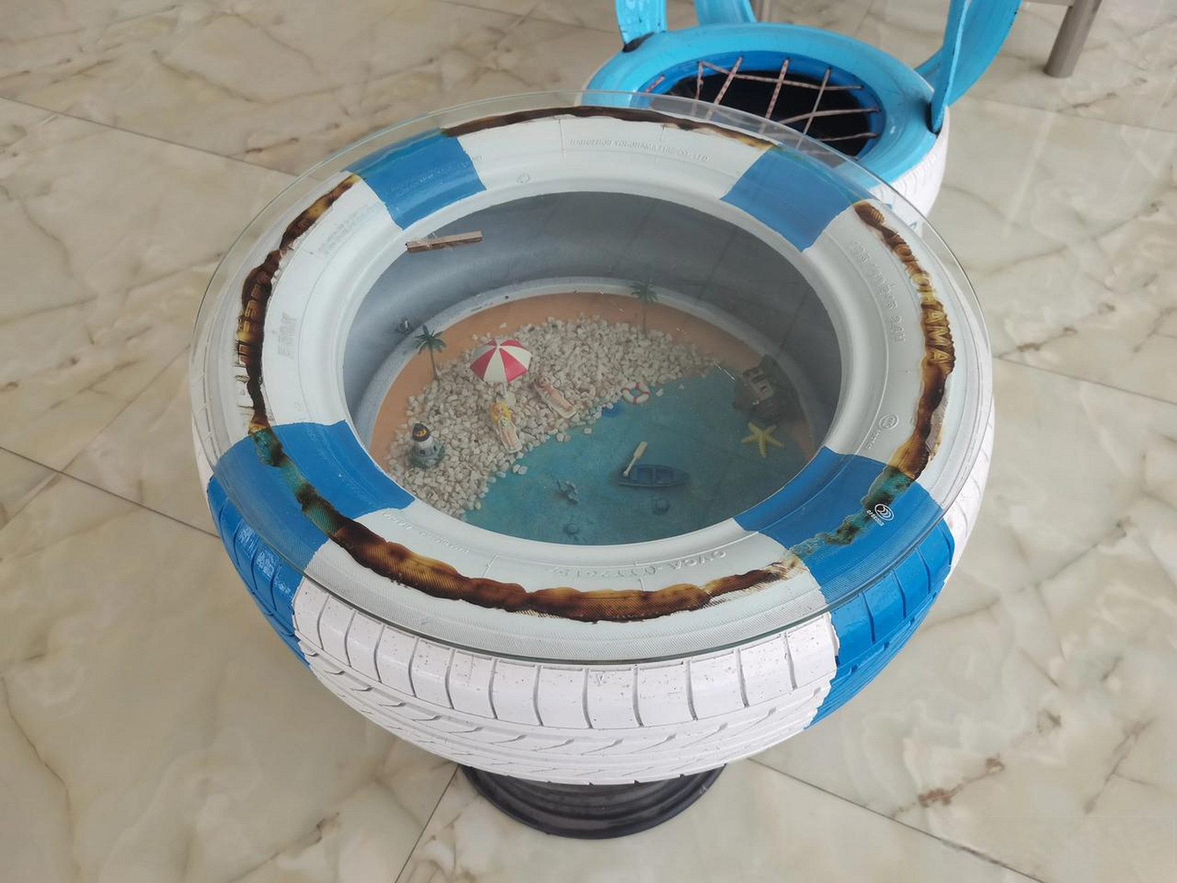 废旧轮胎改造的小茶几和躺椅,坐着很舒坦.大家换下来的轮胎不要扔哦