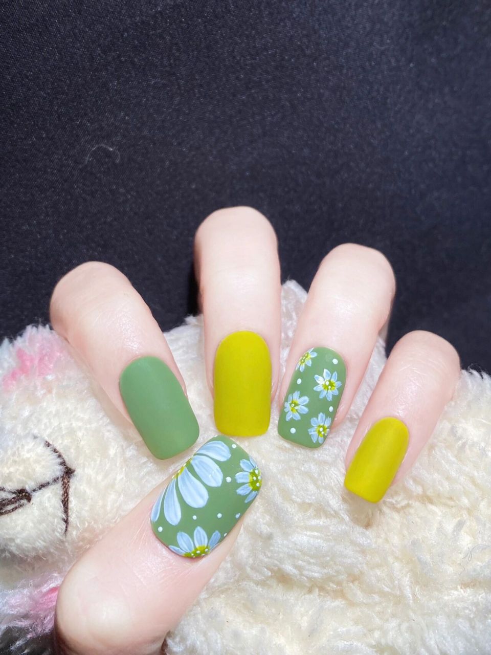 初春小清新|磨砂手绘小雏菊花花美甲教程图 9898哈喽 姐妹们 这里