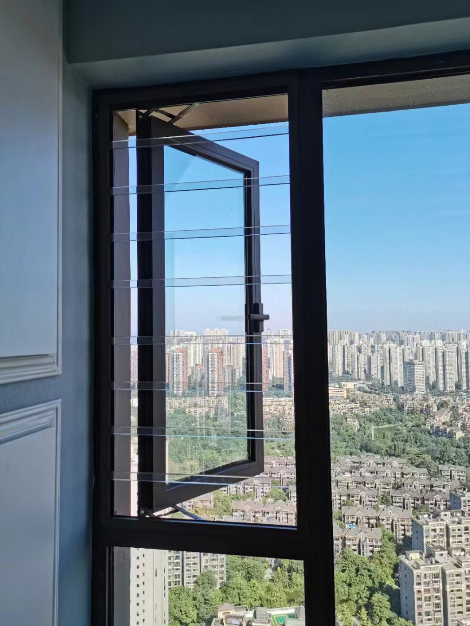 窗户透明防护栏 高透高清,亚克力材质,能承重130斤,非常安全.